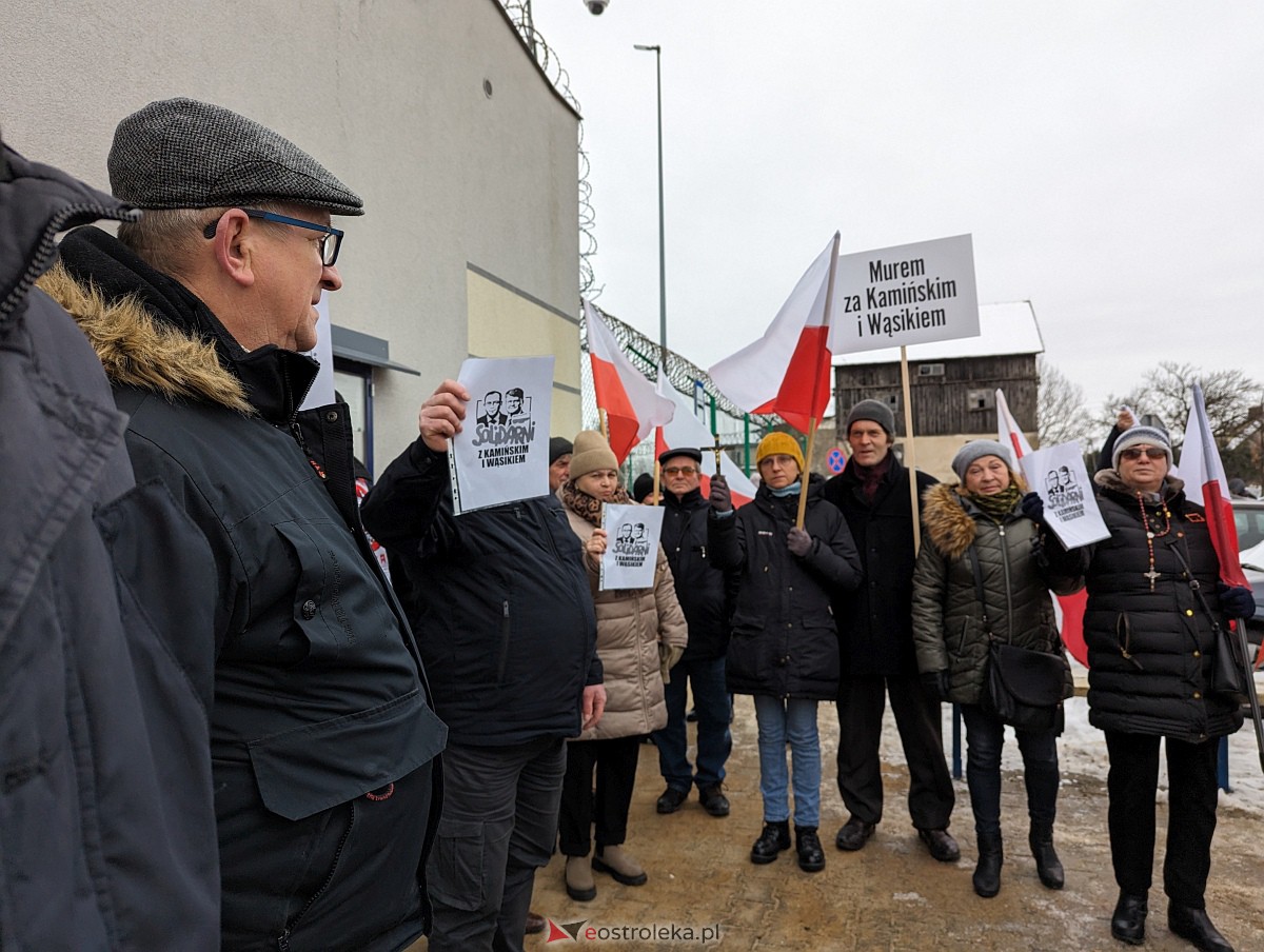 Manifestacja w obronie M. Wąsika przed ZK Przytuły Stare [12.01.2023] - zdjęcie #39 - eOstroleka.pl
