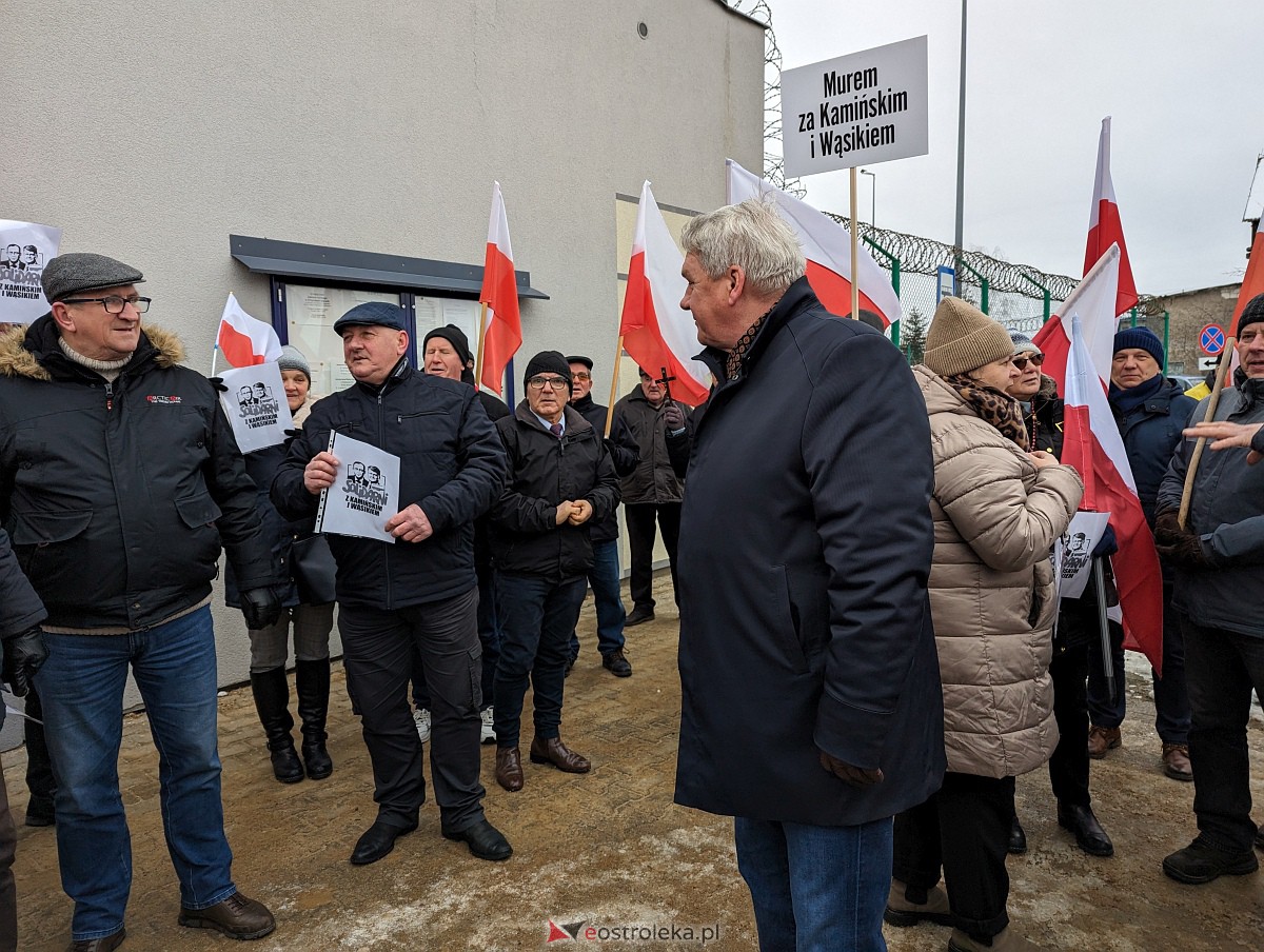 Manifestacja w obronie M. Wąsika przed ZK Przytuły Stare [12.01.2023] - zdjęcie #25 - eOstroleka.pl