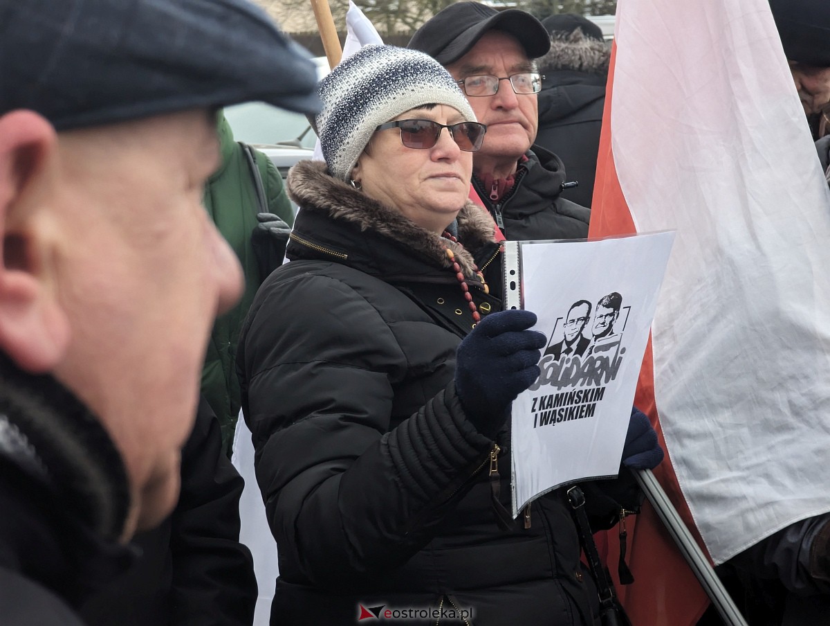 Manifestacja w obronie M. Wąsika przed ZK Przytuły Stare [12.01.2023] - zdjęcie #36 - eOstroleka.pl