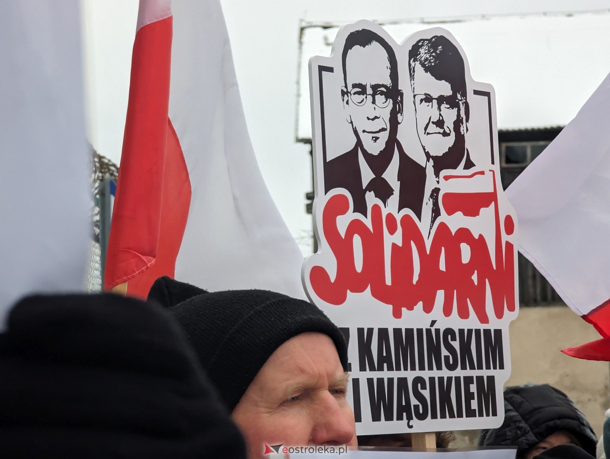 Manifestacja w obronie M. Wąsika przed ZK Przytuły Stare [12.01.2023] - zdjęcie #34 - eOstroleka.pl