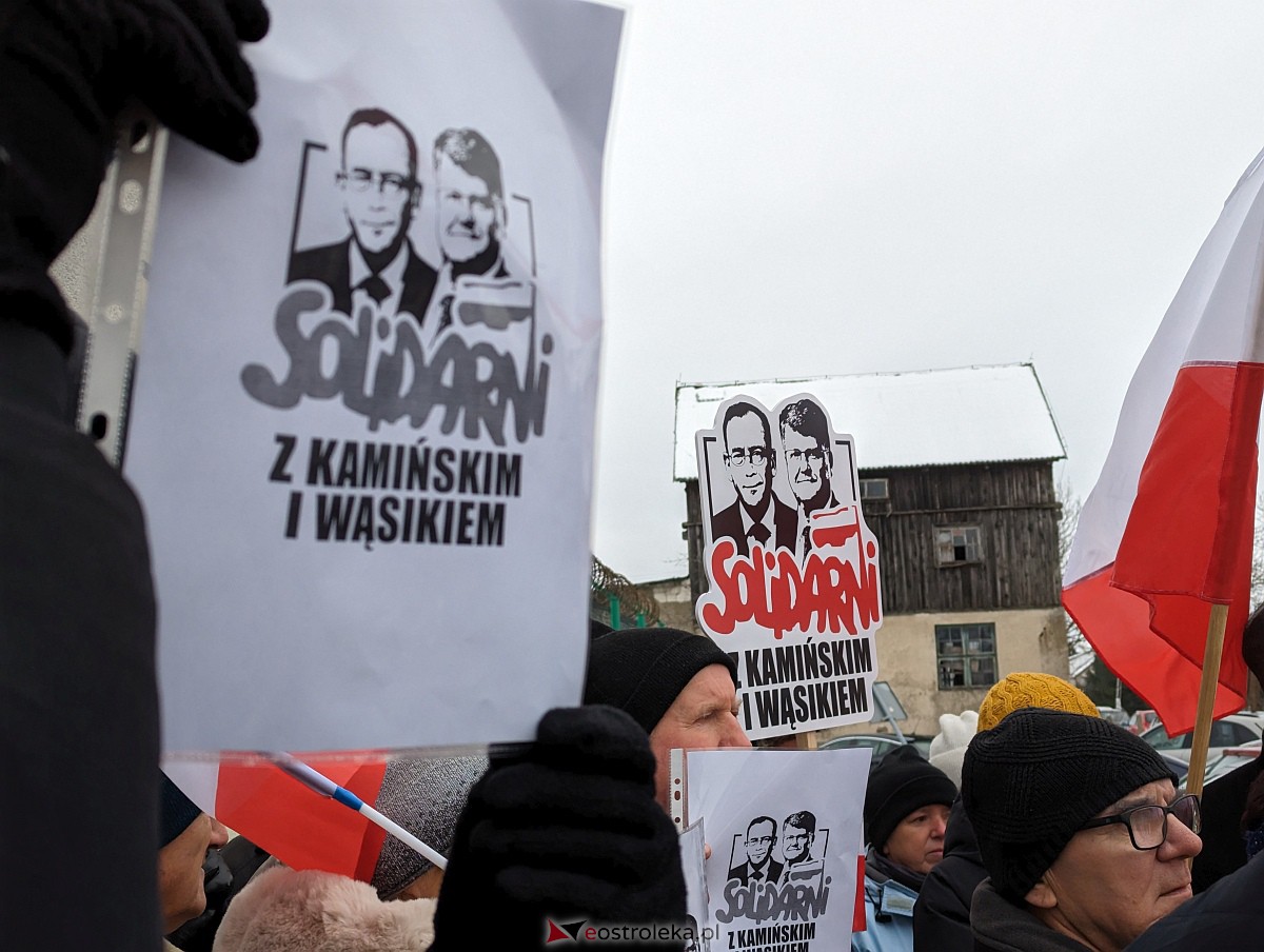 Manifestacja w obronie M. Wąsika przed ZK Przytuły Stare [12.01.2023] - zdjęcie #30 - eOstroleka.pl