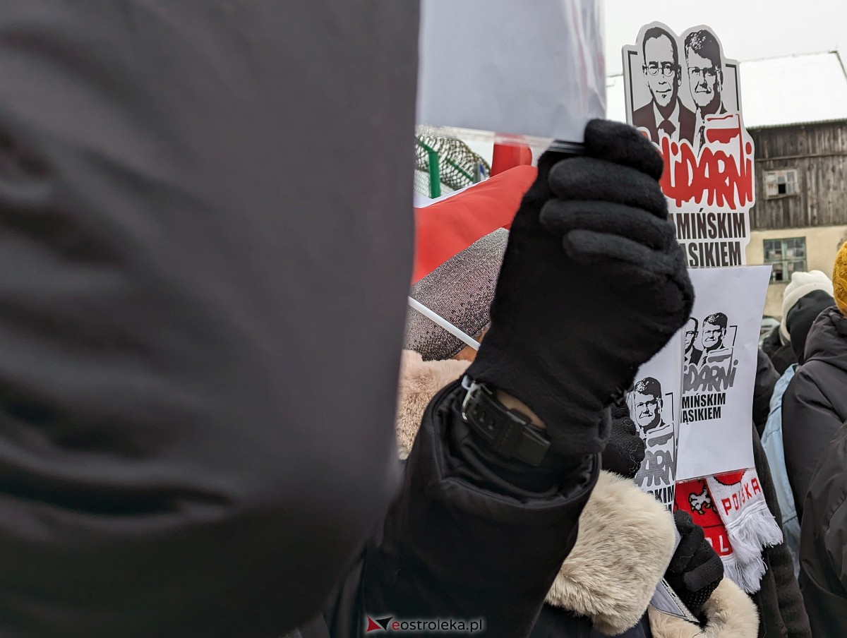 Manifestacja w obronie M. Wąsika przed ZK Przytuły Stare [12.01.2023] - zdjęcie #32 - eOstroleka.pl