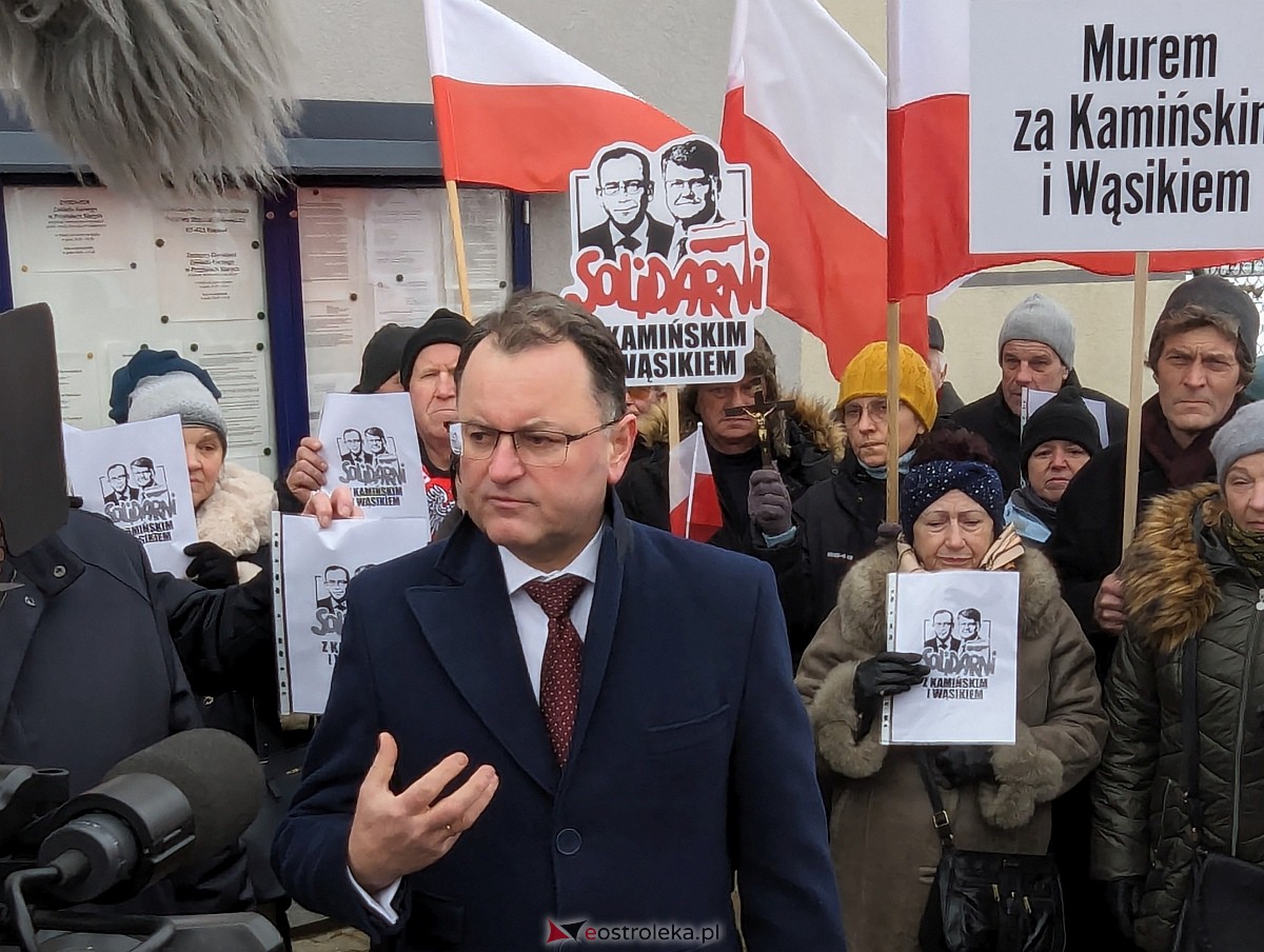 Manifestacja w obronie M. Wąsika przed ZK Przytuły Stare [12.01.2023] - zdjęcie #32 - eOstroleka.pl