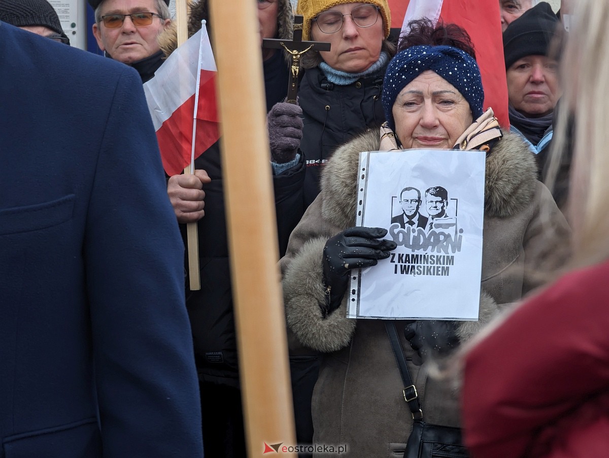 Manifestacja w obronie M. Wąsika przed ZK Przytuły Stare [12.01.2023] - zdjęcie #30 - eOstroleka.pl