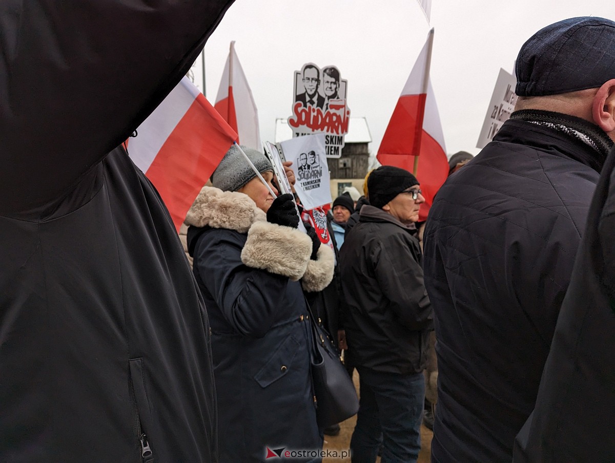 Manifestacja w obronie M. Wąsika przed ZK Przytuły Stare [12.01.2023] - zdjęcie #29 - eOstroleka.pl