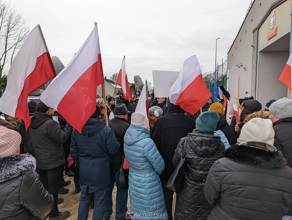 Manifestacja w obronie M. Wąsika przed ZK Przytuły Stare [12.01.2023] - zdjęcie #28 - eOstroleka.pl