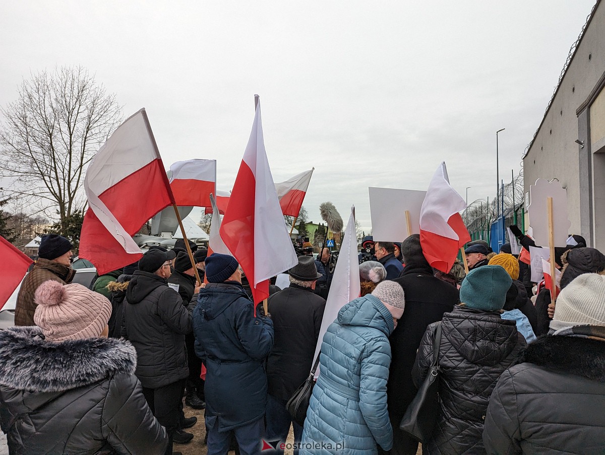 Manifestacja w obronie M. Wąsika przed ZK Przytuły Stare [12.01.2023] - zdjęcie #36 - eOstroleka.pl