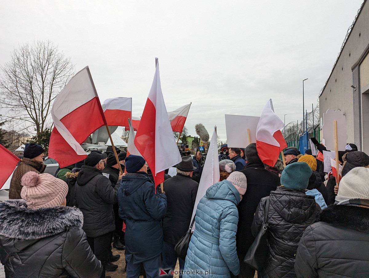 Manifestacja w obronie M. Wąsika przed ZK Przytuły Stare [12.01.2023] - zdjęcie #27 - eOstroleka.pl