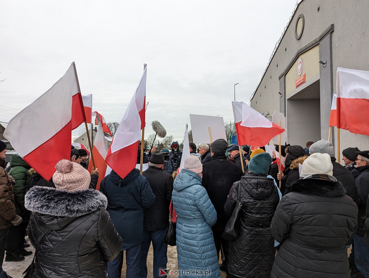 Manifestacja w obronie M. Wąsika przed ZK Przytuły Stare [12.01.2023] - zdjęcie #37 - eOstroleka.pl