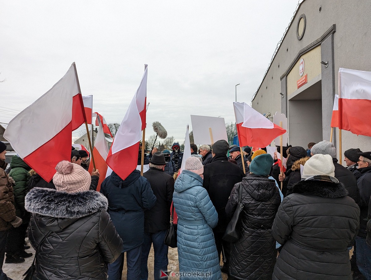 Manifestacja w obronie M. Wąsika przed ZK Przytuły Stare [12.01.2023] - zdjęcie #26 - eOstroleka.pl