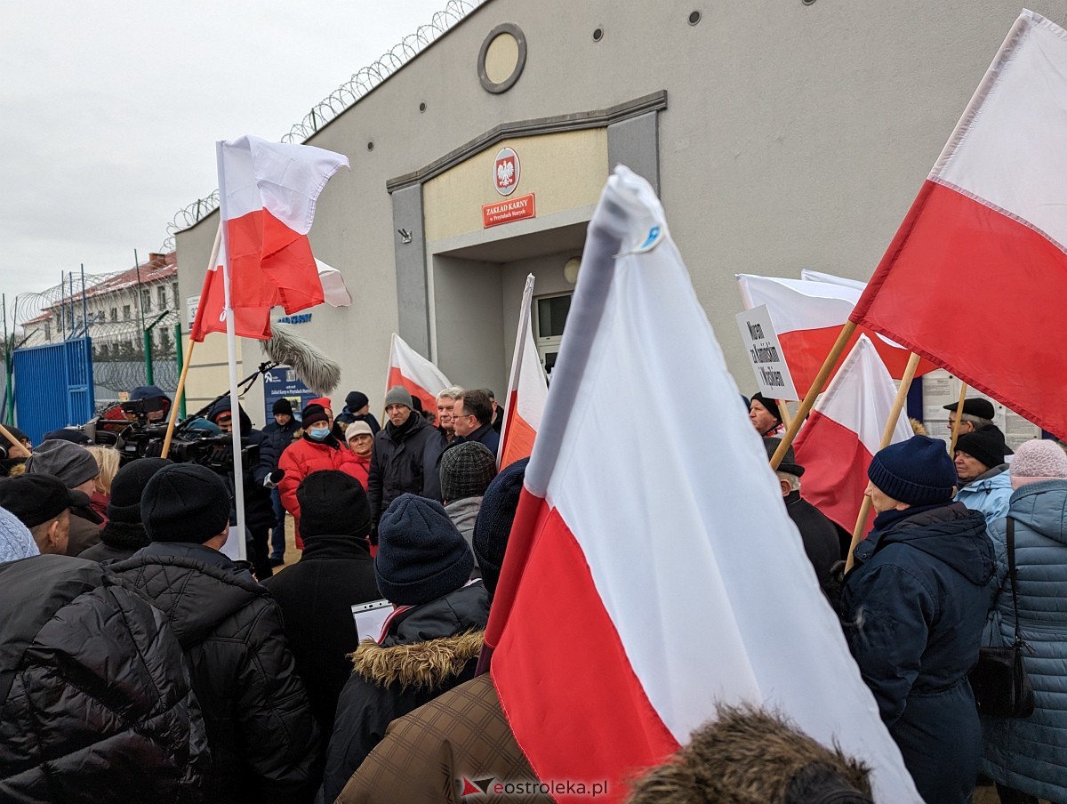 Manifestacja w obronie M. Wąsika przed ZK Przytuły Stare [12.01.2023] - zdjęcie #24 - eOstroleka.pl