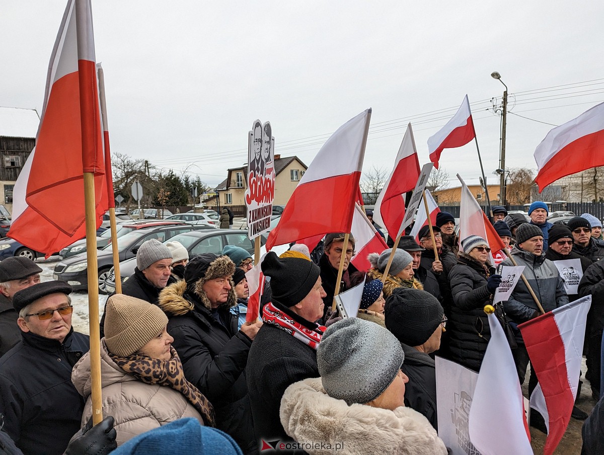 Manifestacja w obronie M. Wąsika przed ZK Przytuły Stare [12.01.2023] - zdjęcie #22 - eOstroleka.pl