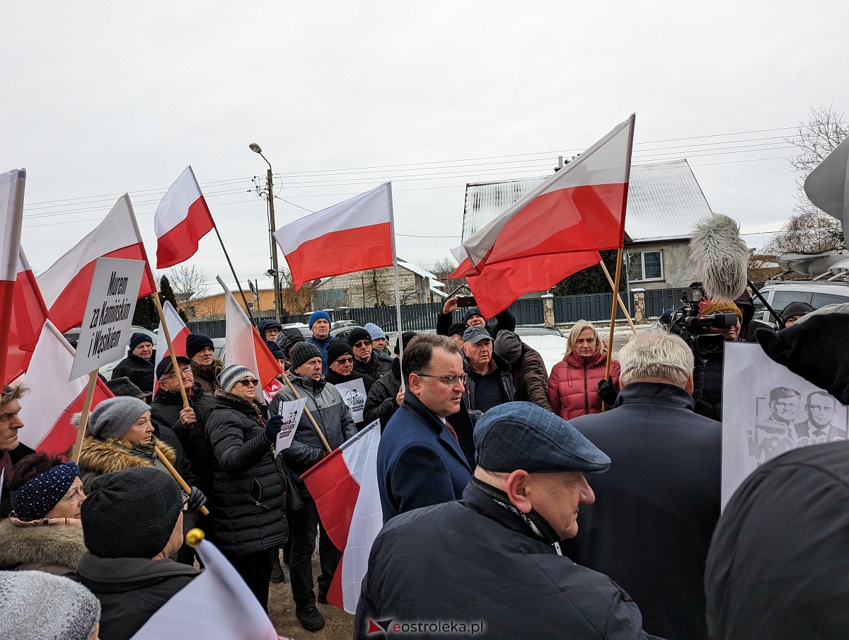 Manifestacja w obronie M. Wąsika przed ZK Przytuły Stare [12.01.2023] - zdjęcie #21 - eOstroleka.pl
