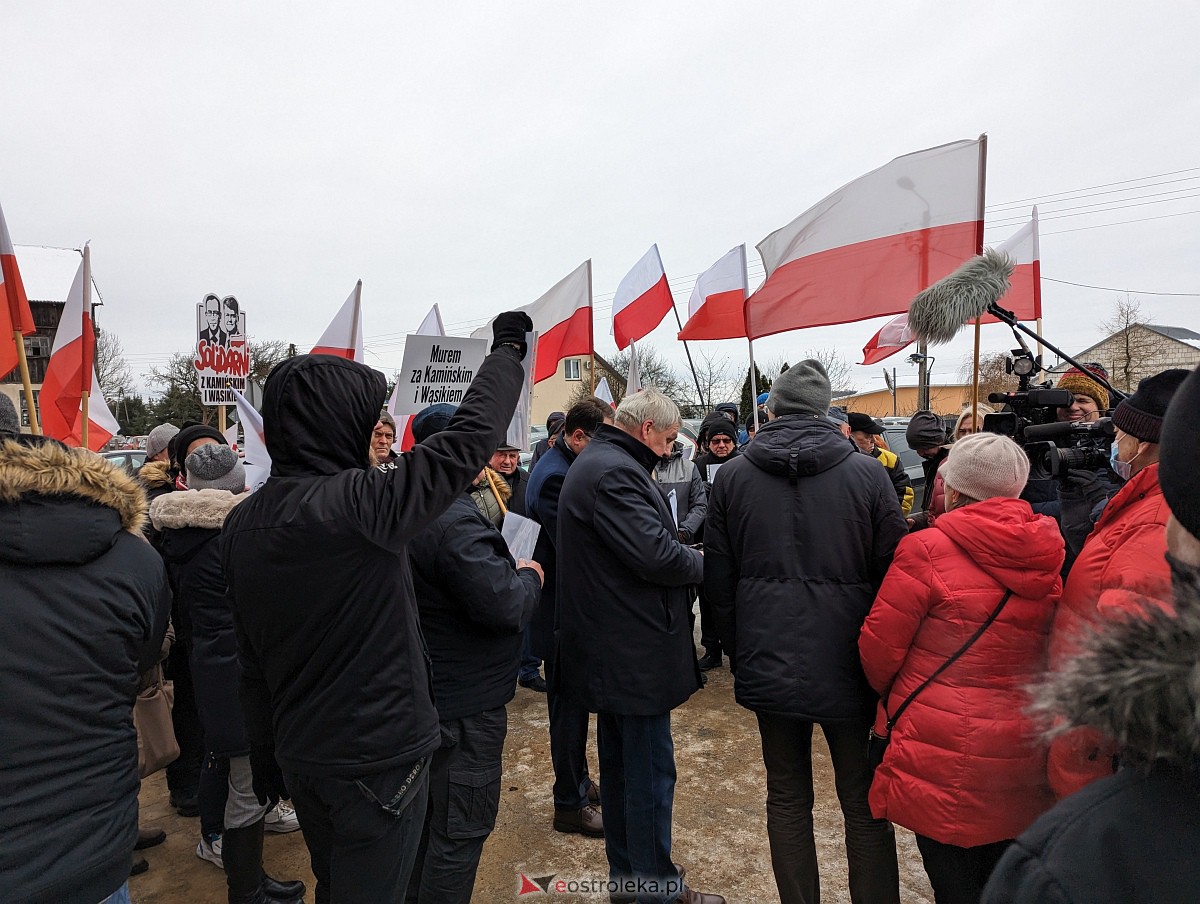 Manifestacja w obronie M. Wąsika przed ZK Przytuły Stare [12.01.2023] - zdjęcie #20 - eOstroleka.pl
