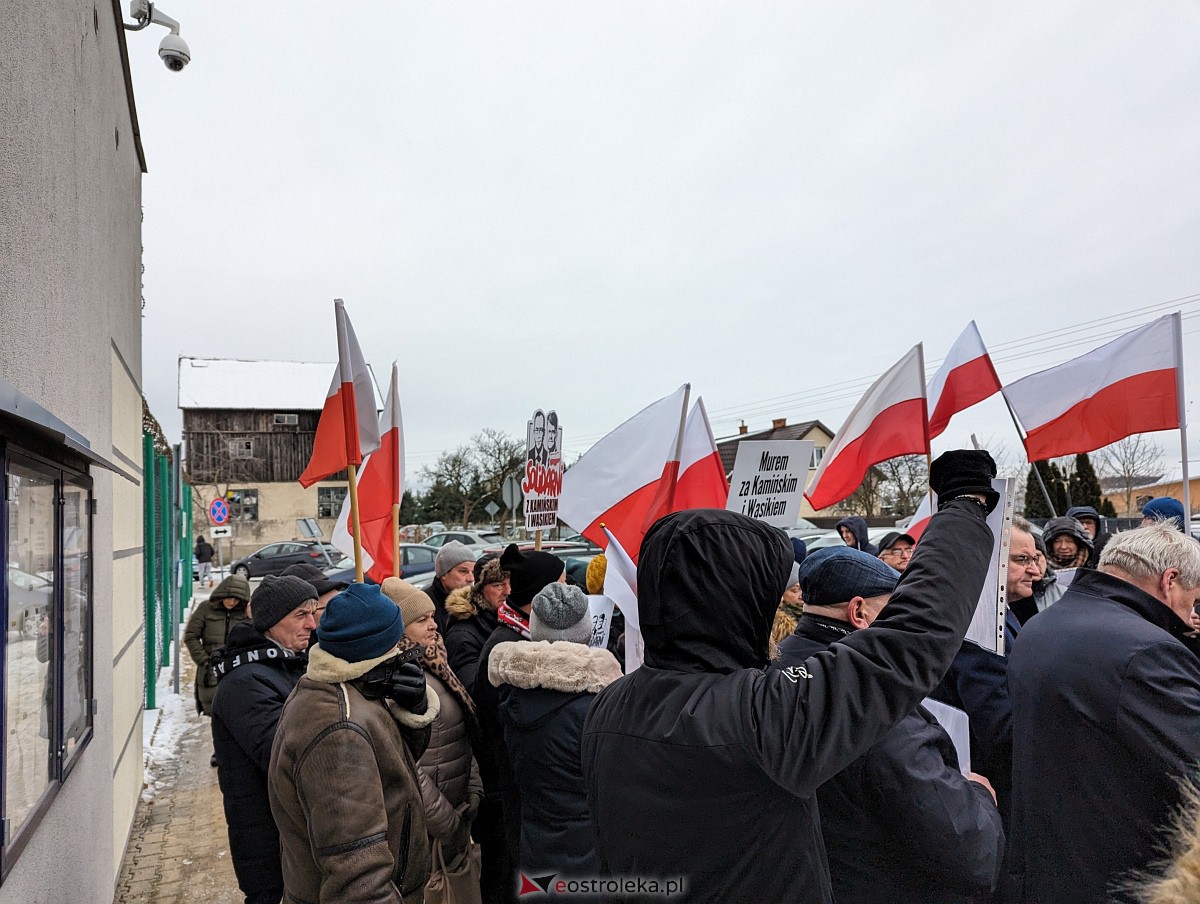 Manifestacja w obronie M. Wąsika przed ZK Przytuły Stare [12.01.2023] - zdjęcie #19 - eOstroleka.pl