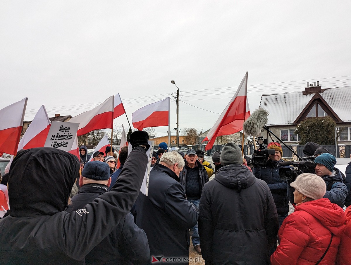 Manifestacja w obronie M. Wąsika przed ZK Przytuły Stare [12.01.2023] - zdjęcie #18 - eOstroleka.pl