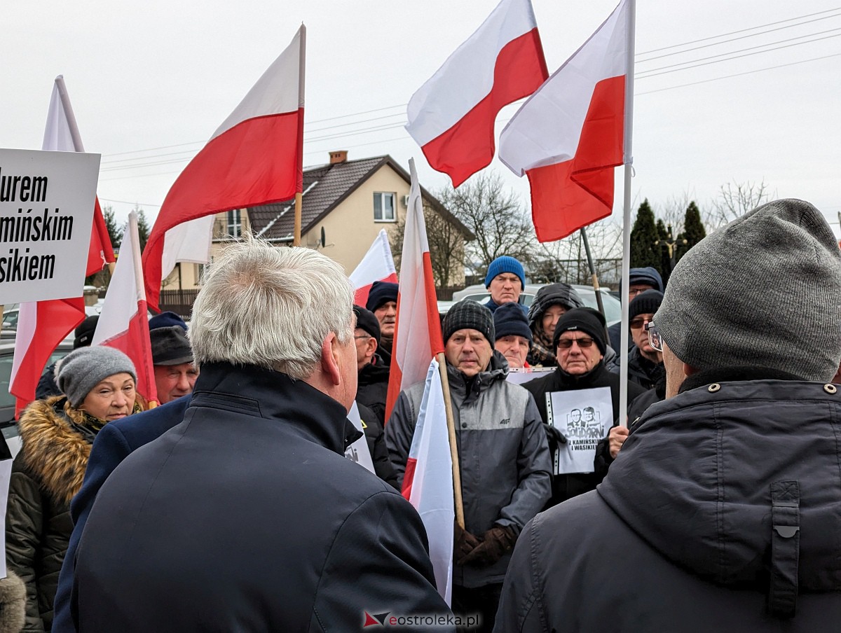 Manifestacja w obronie M. Wąsika przed ZK Przytuły Stare [12.01.2023] - zdjęcie #17 - eOstroleka.pl