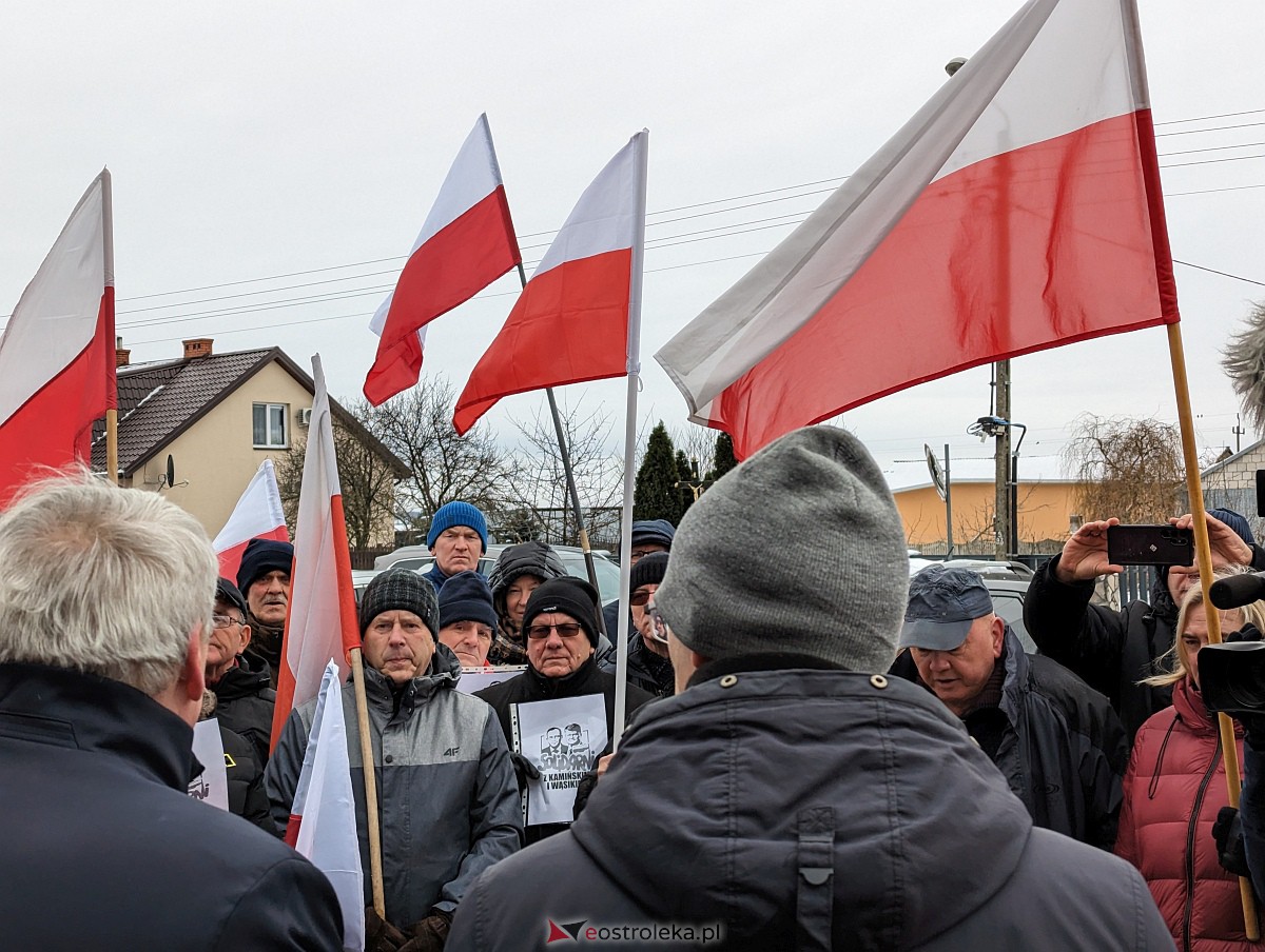 Manifestacja w obronie M. Wąsika przed ZK Przytuły Stare [12.01.2023] - zdjęcie #16 - eOstroleka.pl