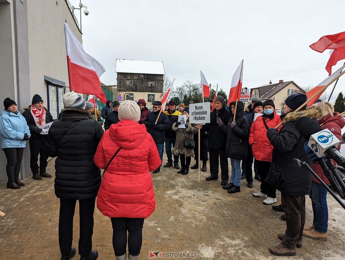 Manifestacja w obronie M. Wąsika przed ZK Przytuły Stare [12.01.2023] - zdjęcie #15 - eOstroleka.pl