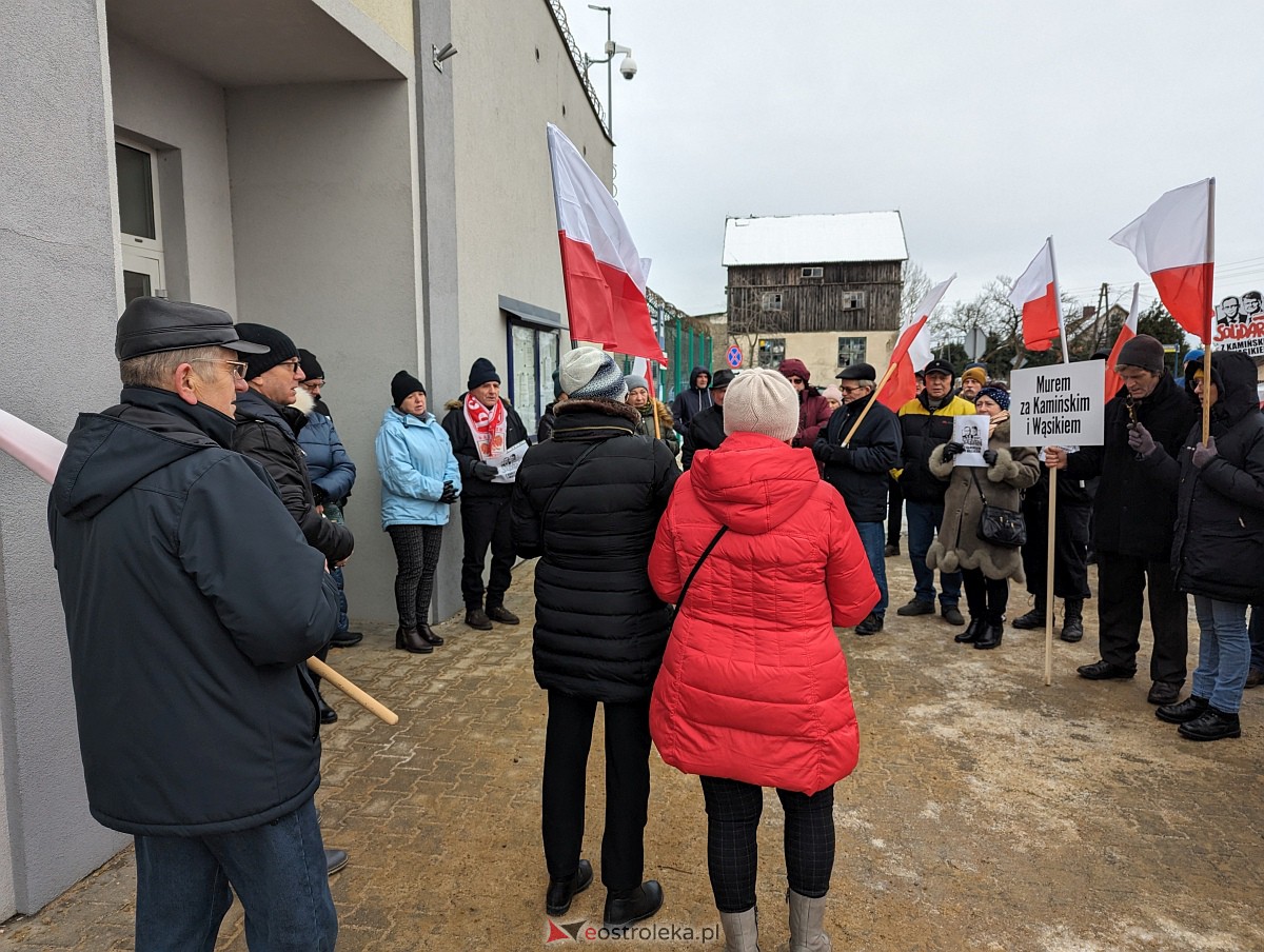 Manifestacja w obronie M. Wąsika przed ZK Przytuły Stare [12.01.2023] - zdjęcie #14 - eOstroleka.pl