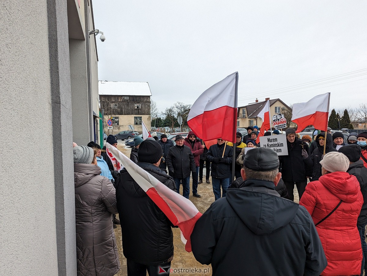 Manifestacja w obronie M. Wąsika przed ZK Przytuły Stare [12.01.2023] - zdjęcie #13 - eOstroleka.pl