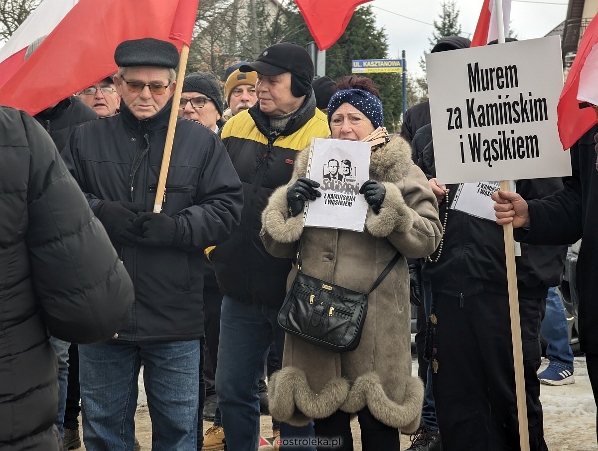 Manifestacja w obronie M. Wąsika przed ZK Przytuły Stare [12.01.2023] - zdjęcie #12 - eOstroleka.pl