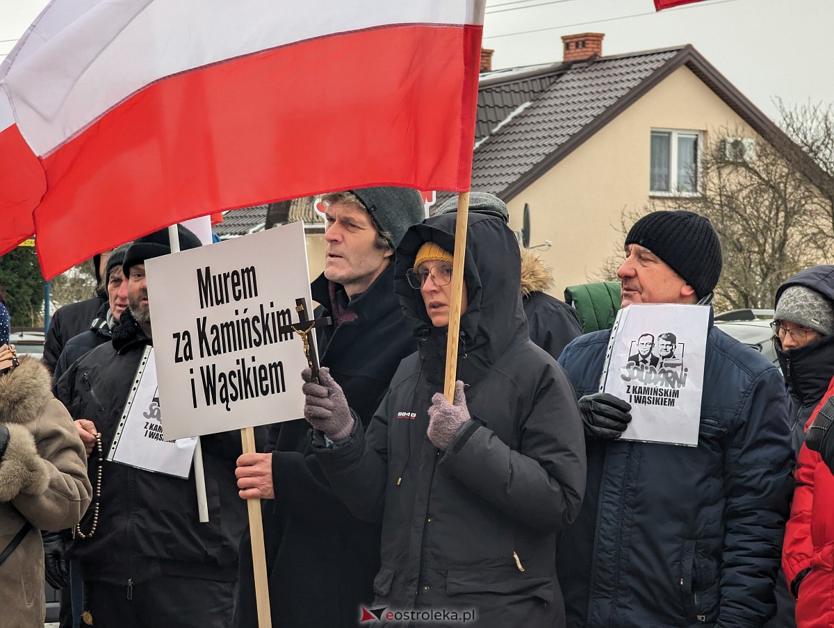 Manifestacja w obronie M. Wąsika przed ZK Przytuły Stare [12.01.2023] - zdjęcie #11 - eOstroleka.pl