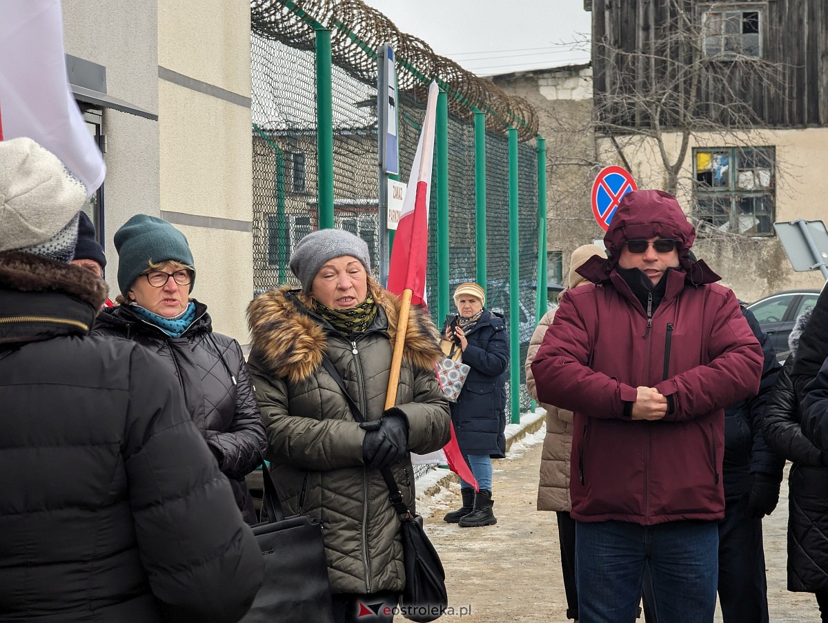 Manifestacja w obronie M. Wąsika przed ZK Przytuły Stare [12.01.2023] - zdjęcie #10 - eOstroleka.pl