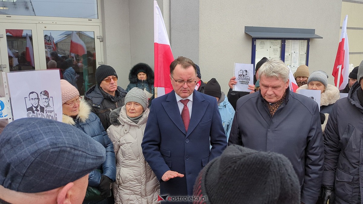 Manifestacja w obronie M. Wąsika przed ZK Przytuły Stare [12.01.2023] - zdjęcie #9 - eOstroleka.pl