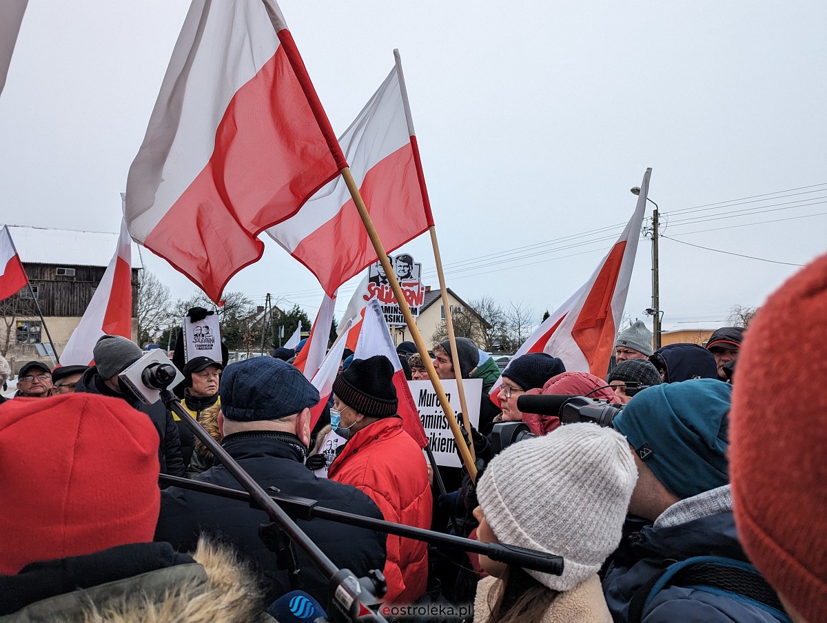 Manifestacja w obronie M. Wąsika przed ZK Przytuły Stare [12.01.2023] - zdjęcie #8 - eOstroleka.pl