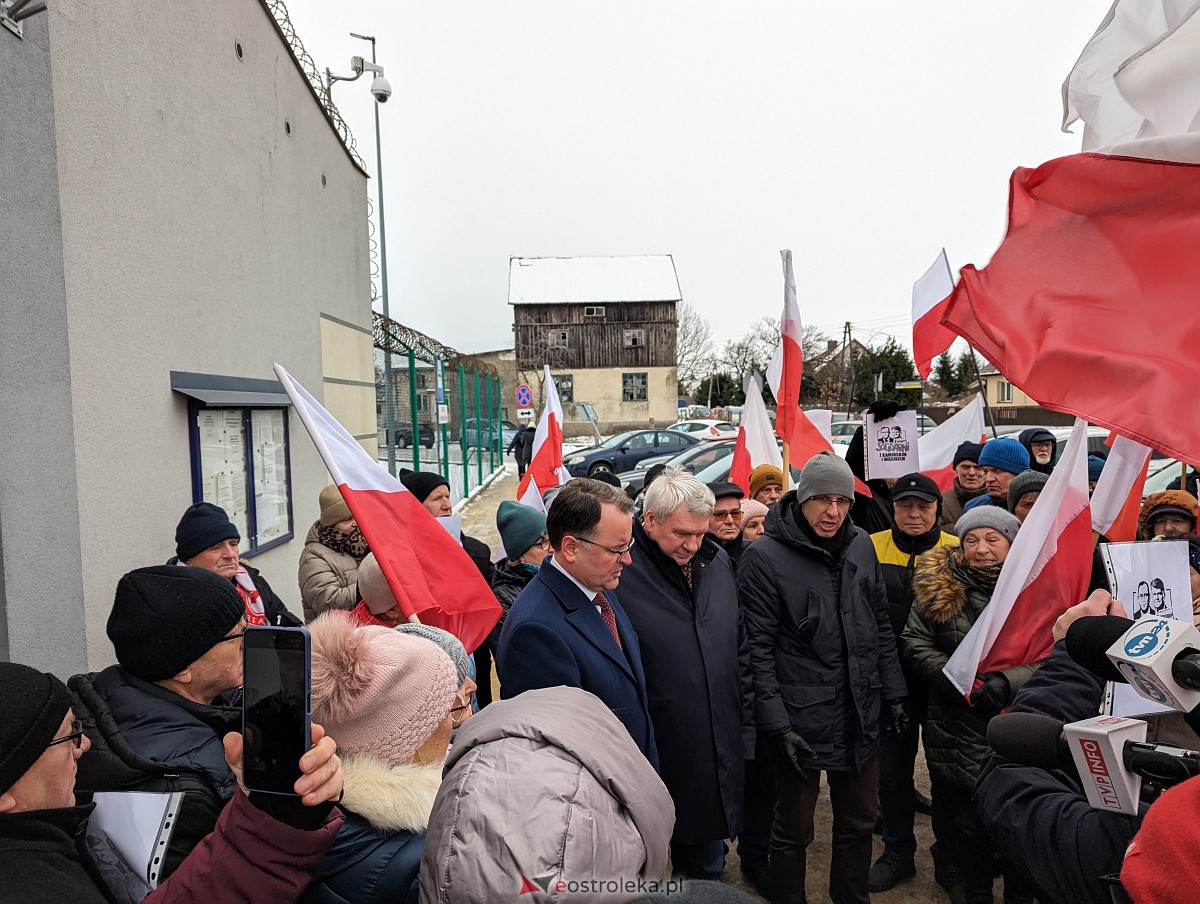 Manifestacja w obronie M. Wąsika przed ZK Przytuły Stare [12.01.2023] - zdjęcie #7 - eOstroleka.pl