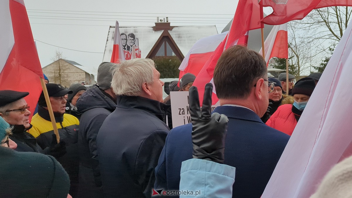 Manifestacja w obronie M. Wąsika przed ZK Przytuły Stare [12.01.2023] - zdjęcie #6 - eOstroleka.pl