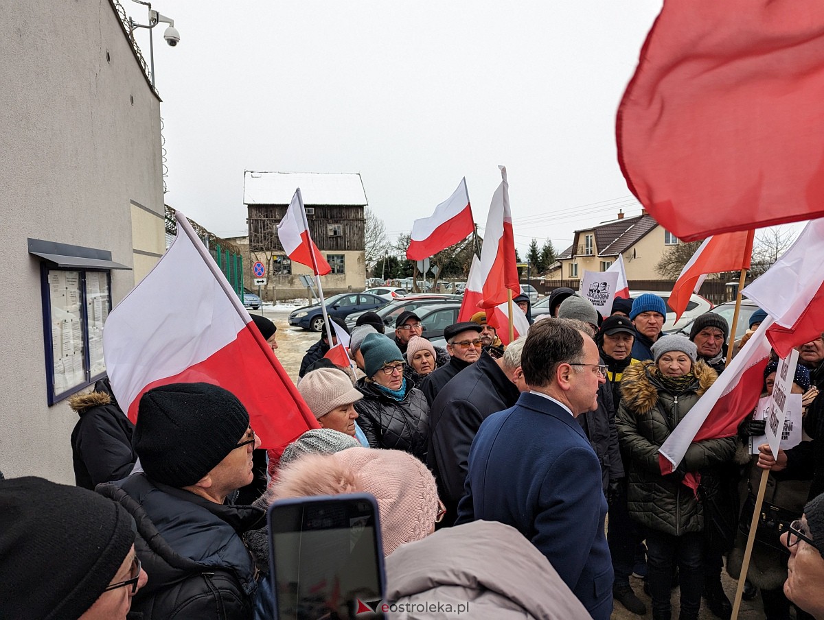 Manifestacja w obronie M. Wąsika przed ZK Przytuły Stare [12.01.2023] - zdjęcie #4 - eOstroleka.pl
