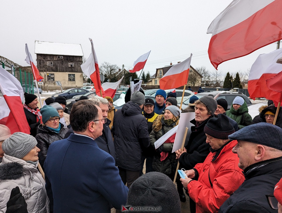 Manifestacja w obronie M. Wąsika przed ZK Przytuły Stare [12.01.2023] - zdjęcie #3 - eOstroleka.pl