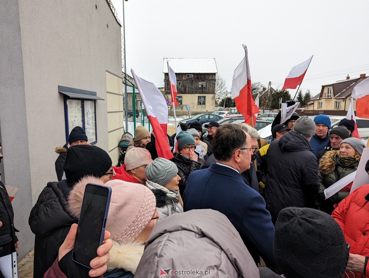 Manifestacja w obronie M. Wąsika przed ZK Przytuły Stare [12.01.2023] - zdjęcie #2 - eOstroleka.pl