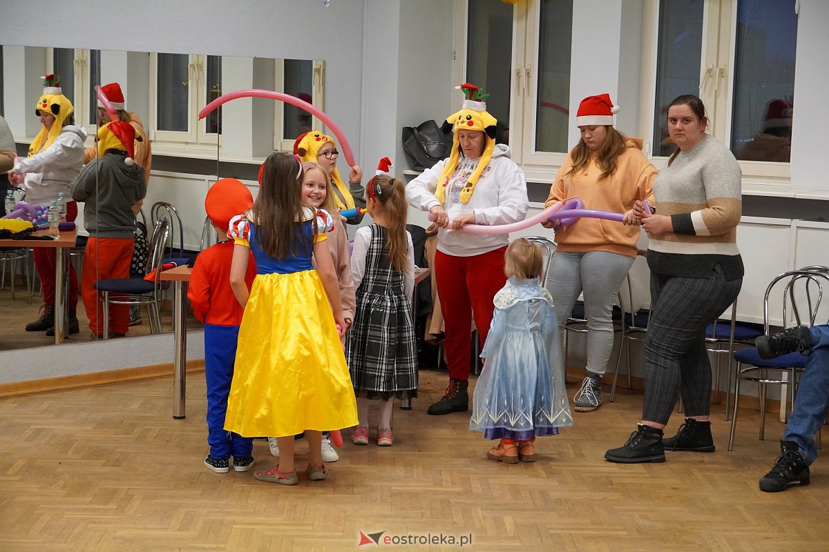 Zabawa choinkowa Osiedla Dzieci Polskich [13.01.2023] - zdjęcie #36 - eOstroleka.pl