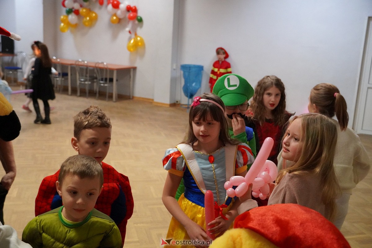 Zabawa choinkowa Osiedla Dzieci Polskich [13.01.2023] - zdjęcie #27 - eOstroleka.pl