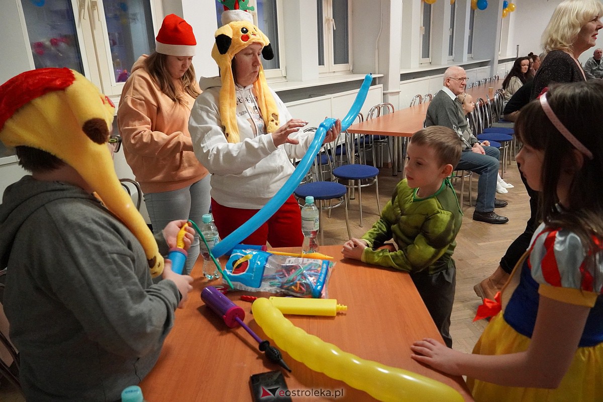 Zabawa choinkowa Osiedla Dzieci Polskich [13.01.2023] - zdjęcie #25 - eOstroleka.pl