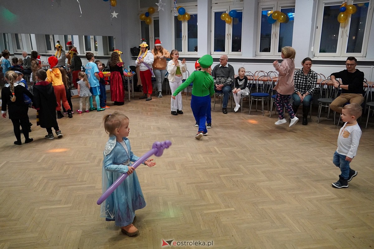 Zabawa choinkowa Osiedla Dzieci Polskich [13.01.2023] - zdjęcie #19 - eOstroleka.pl
