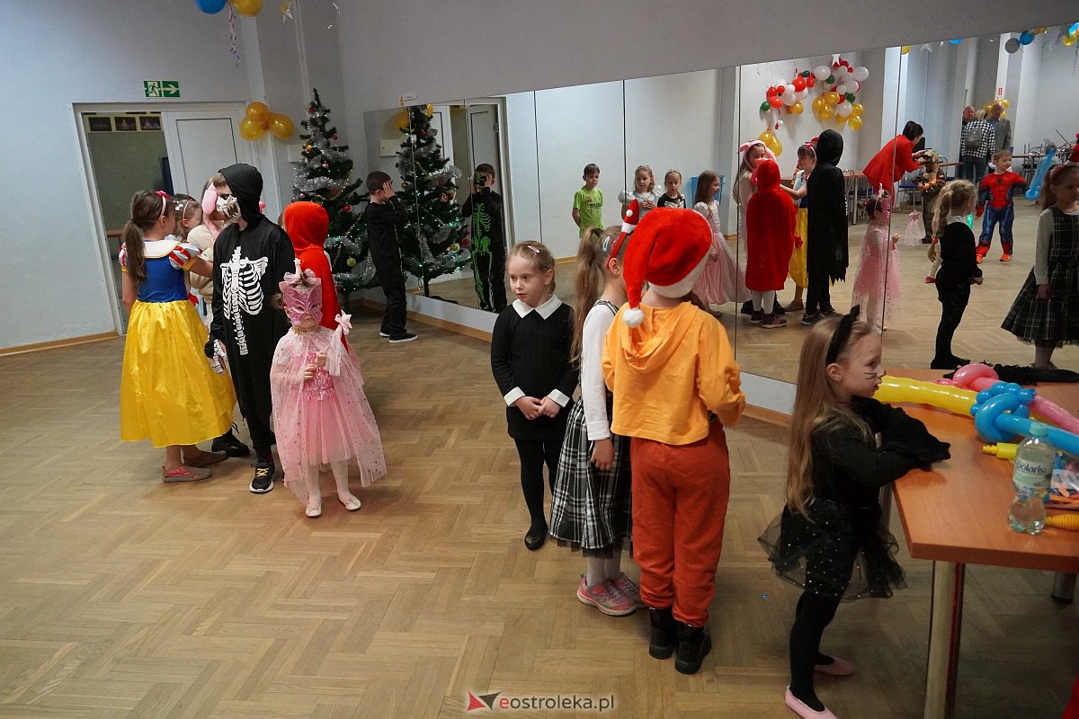 Zabawa choinkowa Osiedla Dzieci Polskich [13.01.2023] - zdjęcie #16 - eOstroleka.pl