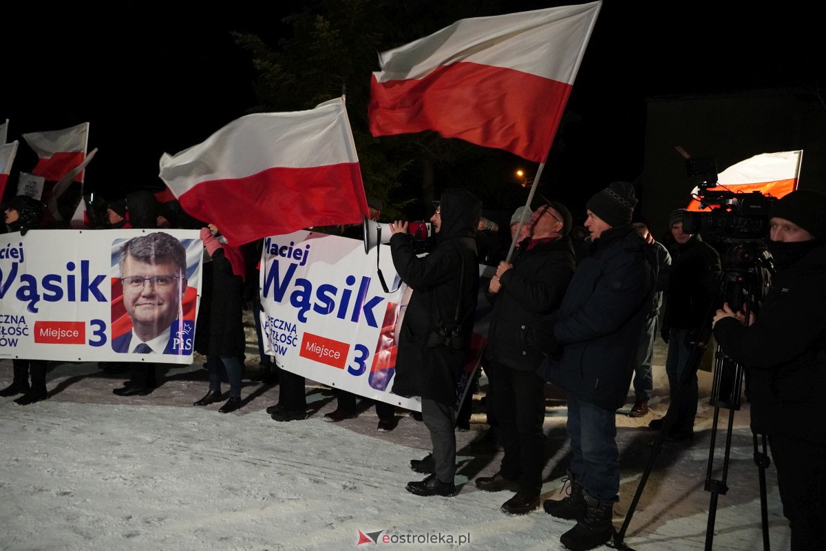 Manifestacje dla M. Wąsika przed ZK Przytuły Stare [13.01.2023] - zdjęcie #23 - eOstroleka.pl