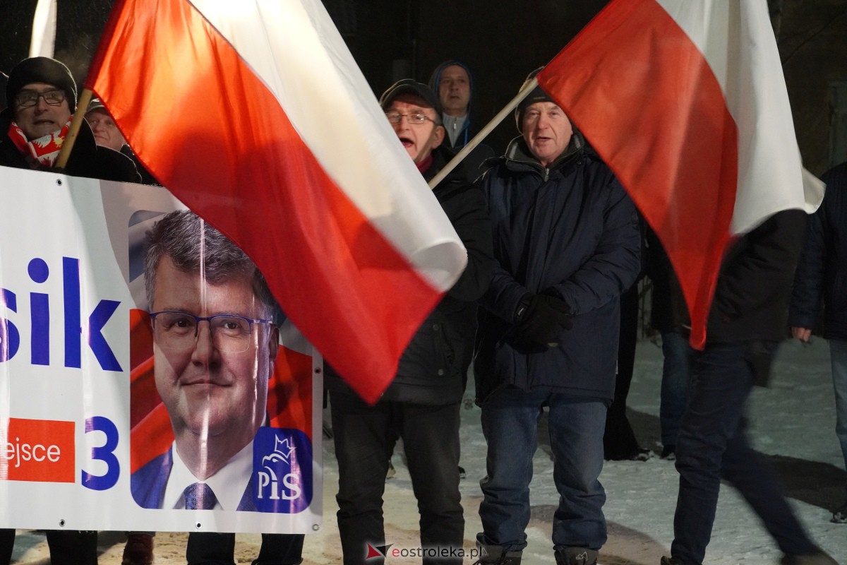 Manifestacje dla M. Wąsika przed ZK Przytuły Stare [13.01.2023] - zdjęcie #37 - eOstroleka.pl
