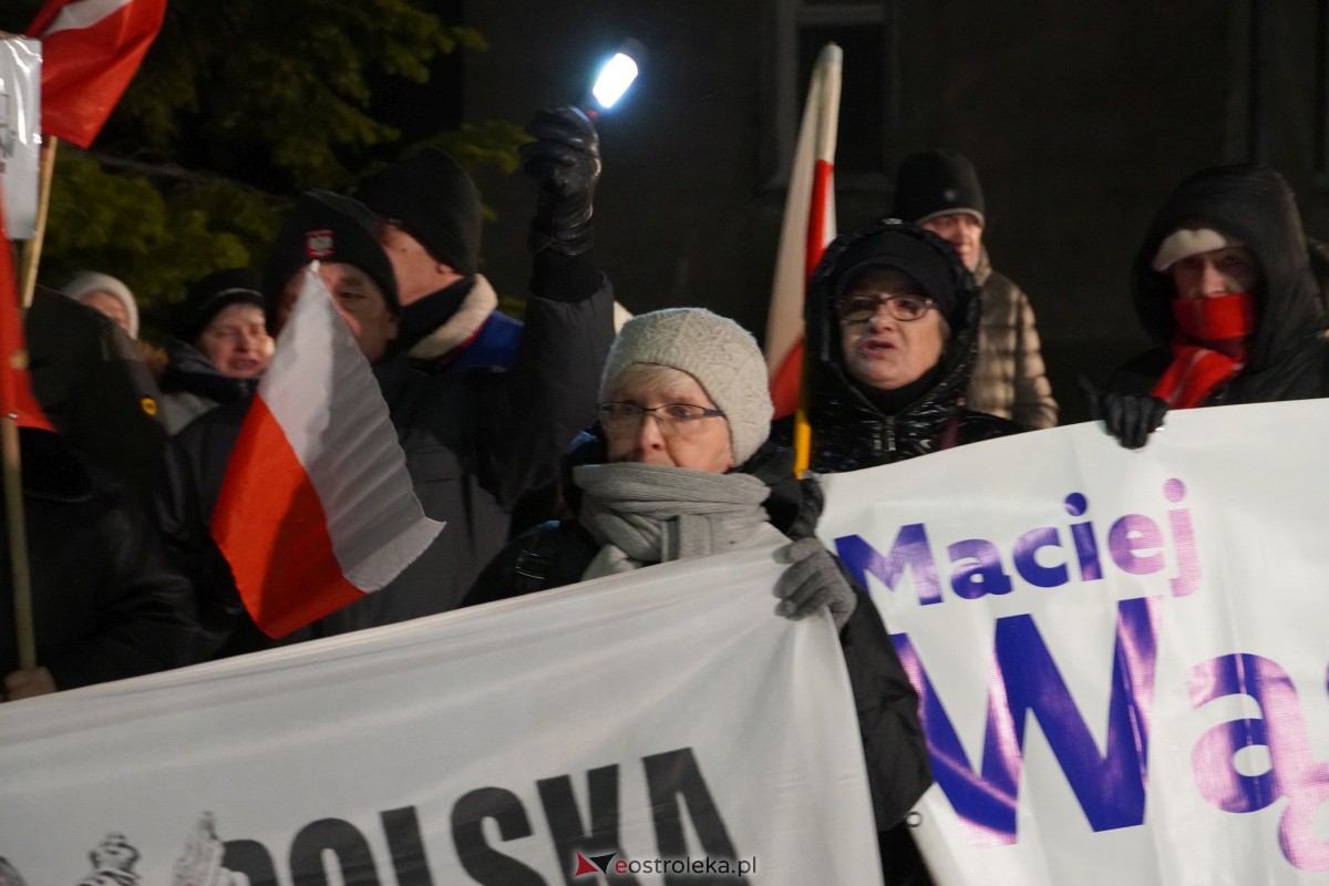 Manifestacje dla M. Wąsika przed ZK Przytuły Stare [13.01.2023] - zdjęcie #39 - eOstroleka.pl