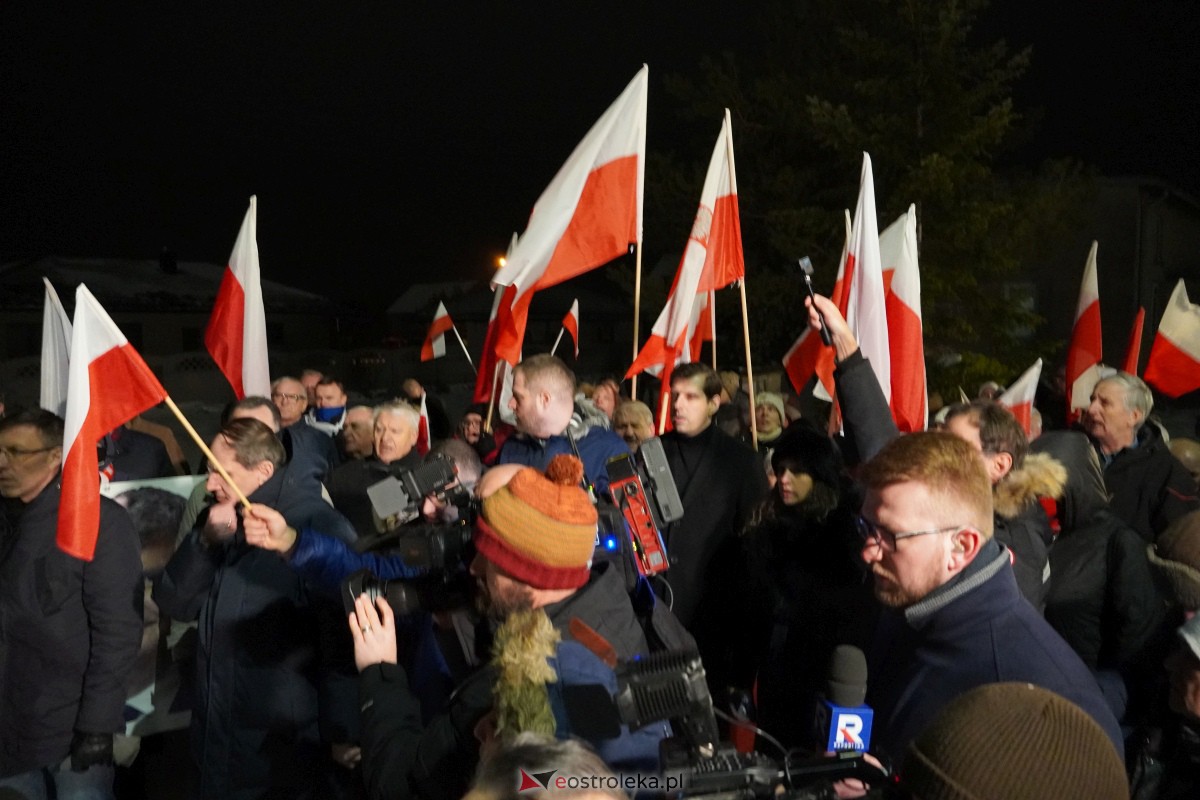 Manifestacje dla M. Wąsika przed ZK Przytuły Stare [13.01.2023] - zdjęcie #51 - eOstroleka.pl