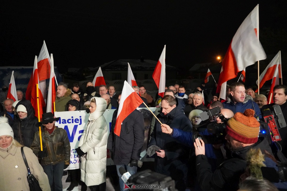 Manifestacje dla M. Wąsika przed ZK Przytuły Stare [13.01.2023] - zdjęcie #50 - eOstroleka.pl