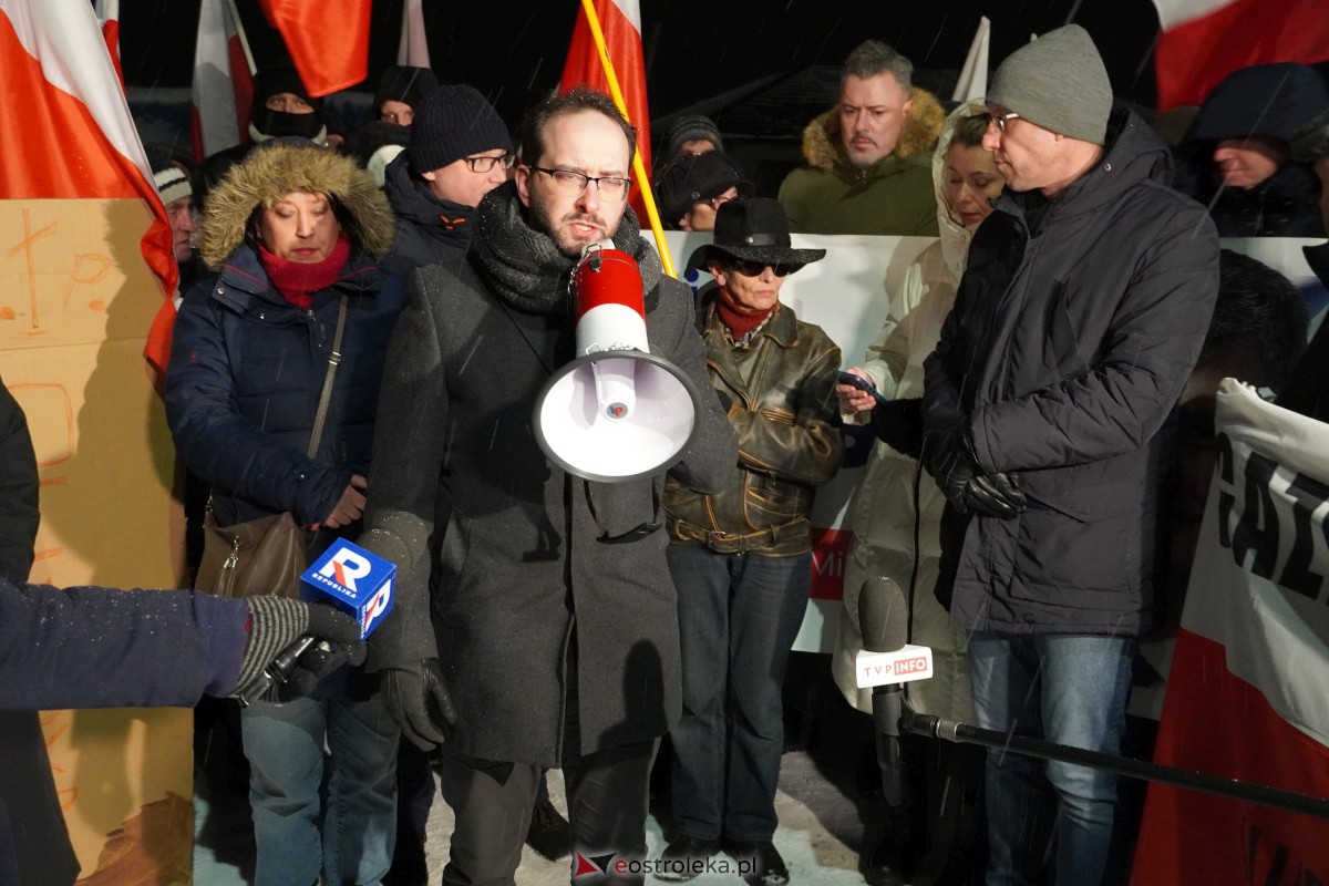 Manifestacje dla M. Wąsika przed ZK Przytuły Stare [13.01.2023] - zdjęcie #40 - eOstroleka.pl