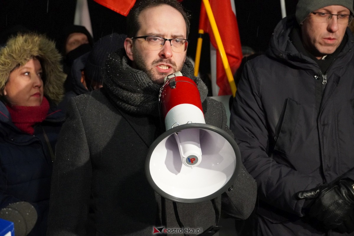 Manifestacje dla M. Wąsika przed ZK Przytuły Stare [13.01.2023] - zdjęcie #38 - eOstroleka.pl