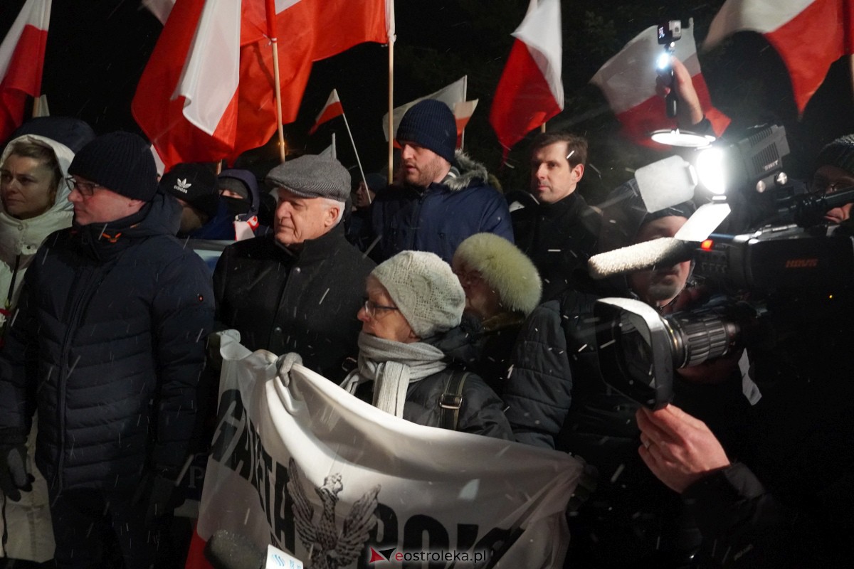 Manifestacje dla M. Wąsika przed ZK Przytuły Stare [13.01.2023] - zdjęcie #26 - eOstroleka.pl