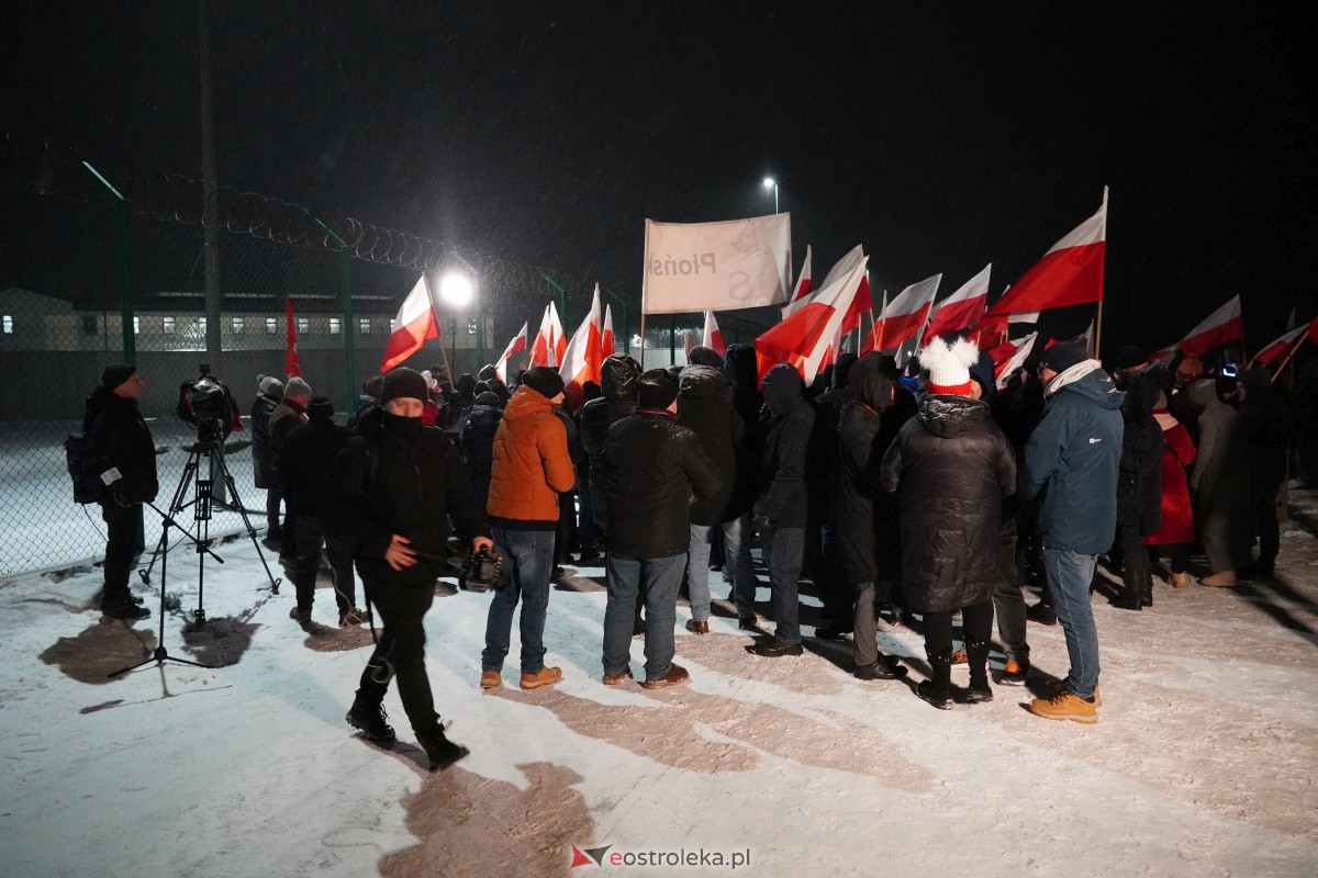 Manifestacje dla M. Wąsika przed ZK Przytuły Stare [13.01.2023] - zdjęcie #21 - eOstroleka.pl