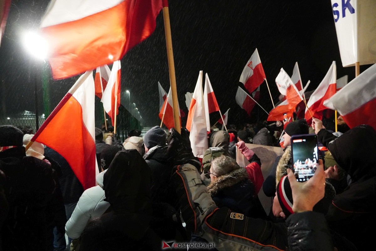 Manifestacje dla M. Wąsika przed ZK Przytuły Stare [13.01.2023] - zdjęcie #17 - eOstroleka.pl